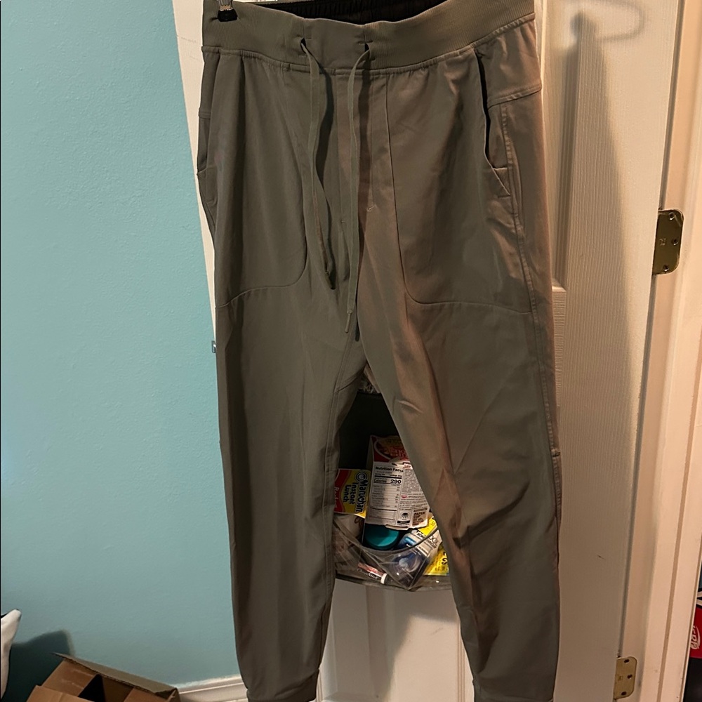 Lululemon Jogger Size M in Carbon Dust